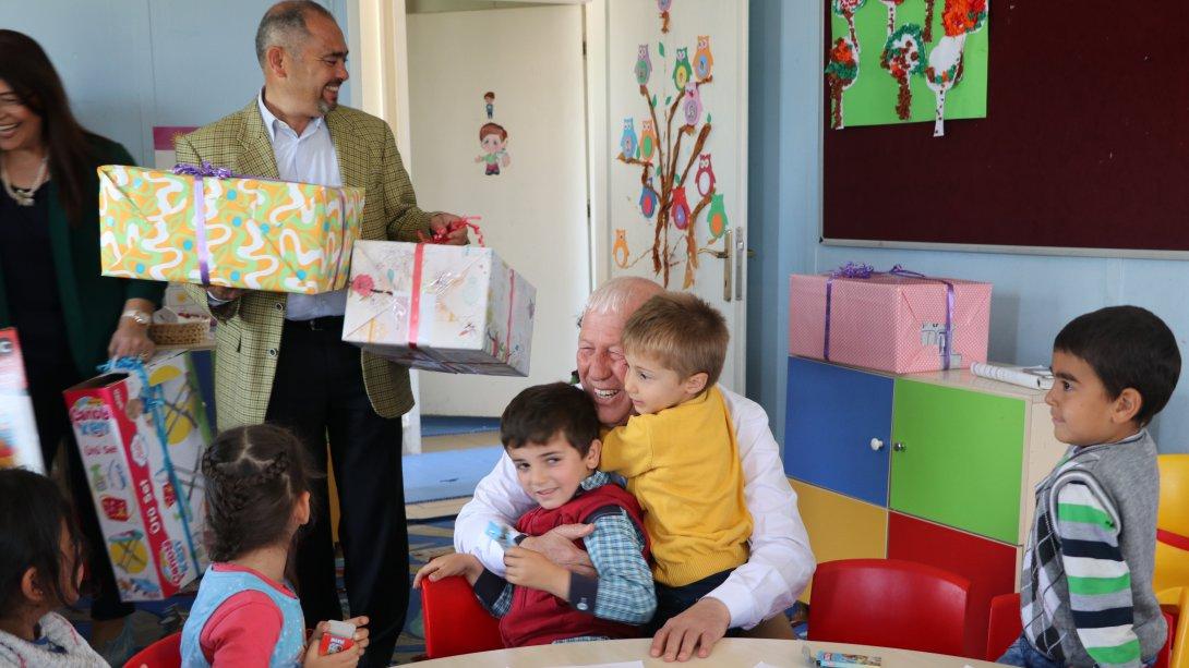 Şehit Ahmet Köse İlkokul ve Ortaokulu´na Oyuncak ve Eğitim Materyali Dağıtımı Yapıldı