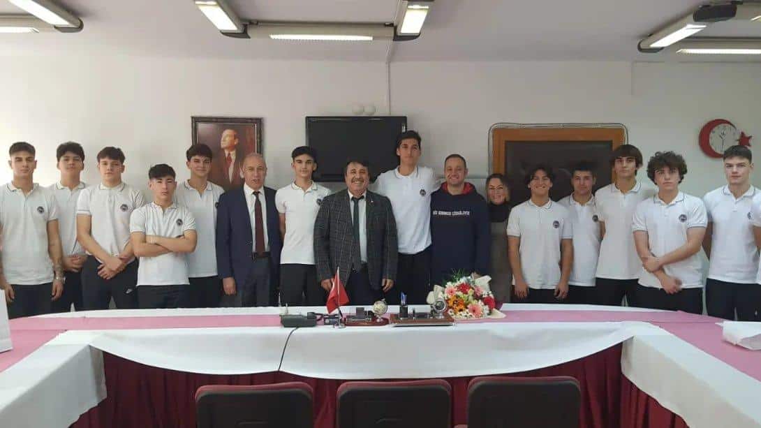 Çizgi Anadolu ve Fen Lisesi Genç A Erkek Basketbol takımı İlçe Milli Eğitim Müdürümüz Yakup HOPLAR'ı makamında ziyaret ettiler